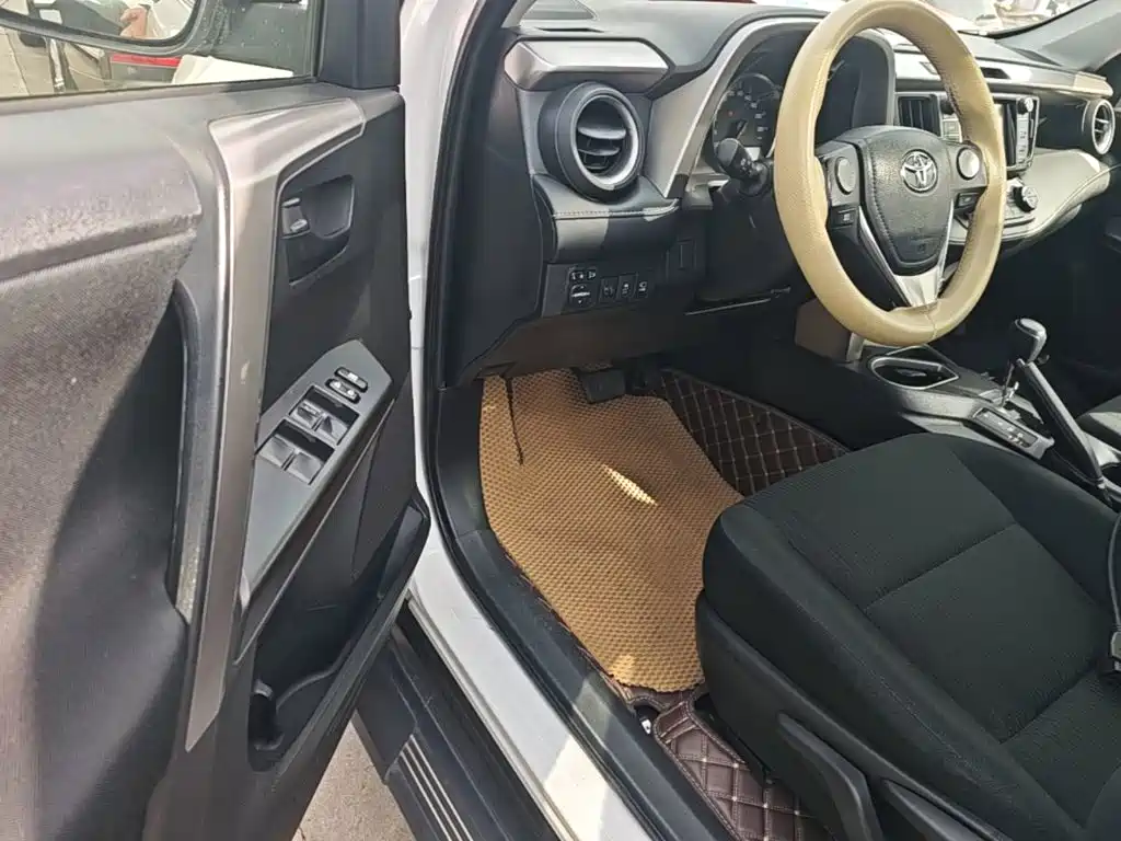 Toyota RAV4 — фото 15