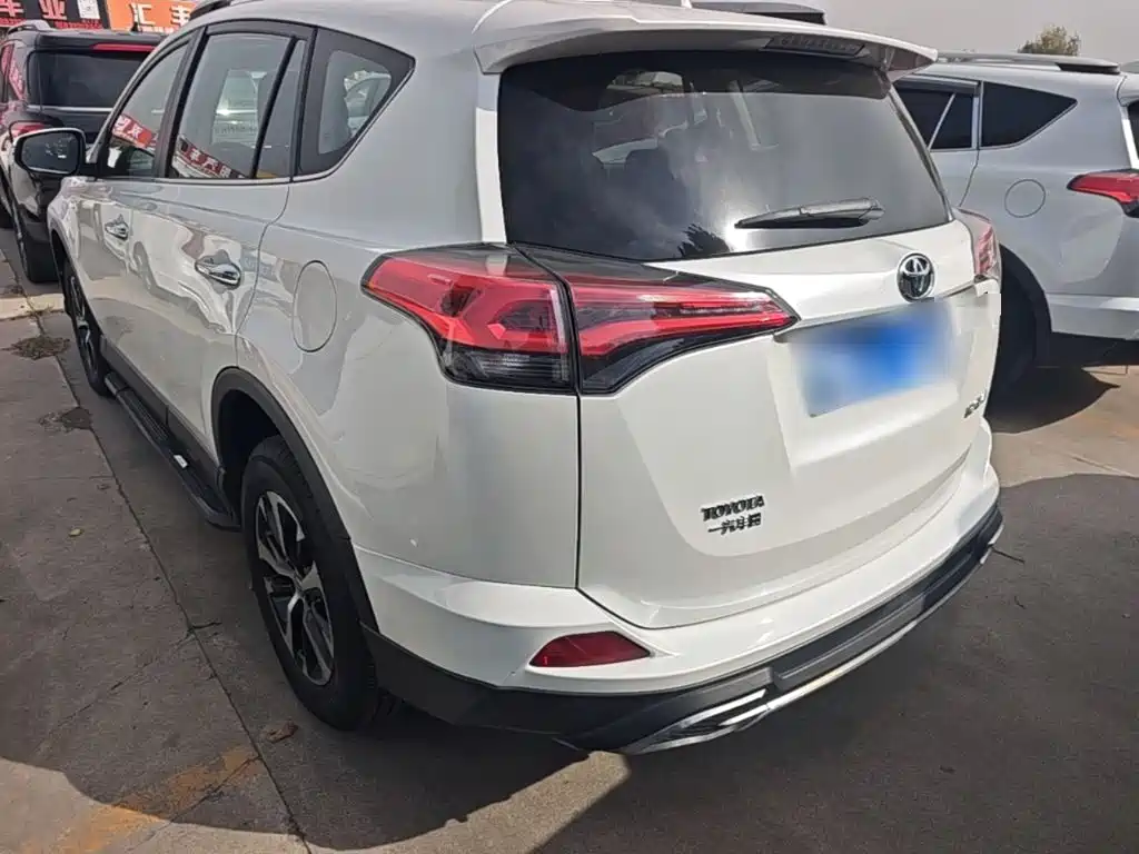 Toyota RAV4 — фото 4