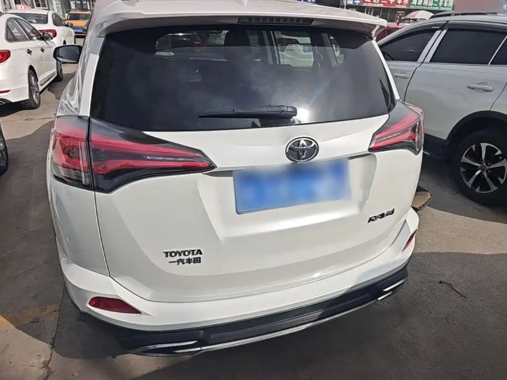 Toyota RAV4 — фото 5