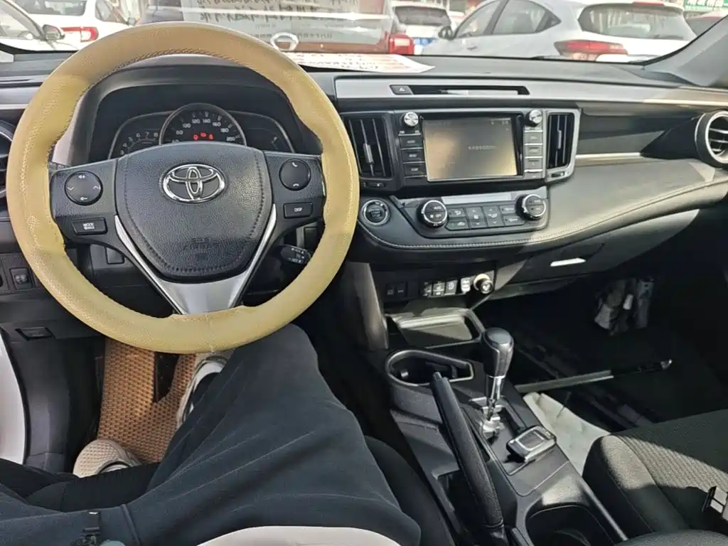 Toyota RAV4 — фото 9