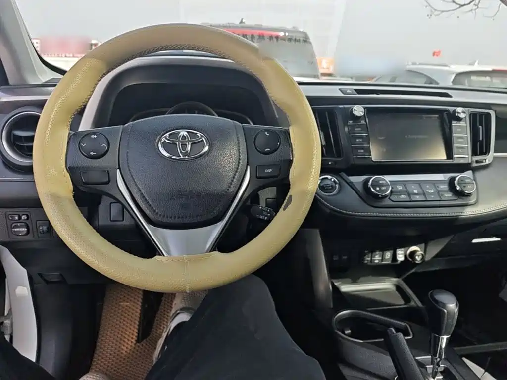Toyota RAV4 — фото 10