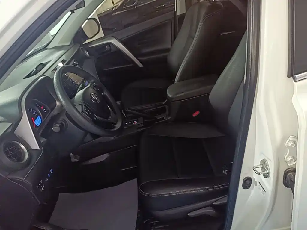 Toyota RAV4 — фото 14