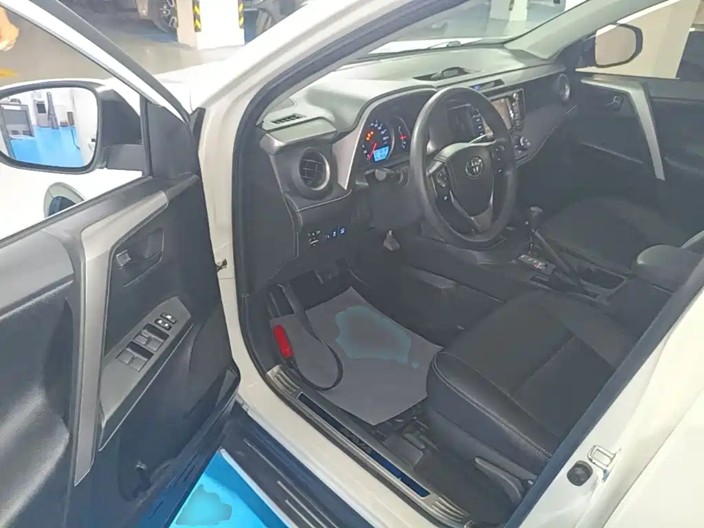 Toyota RAV4 — фото 15