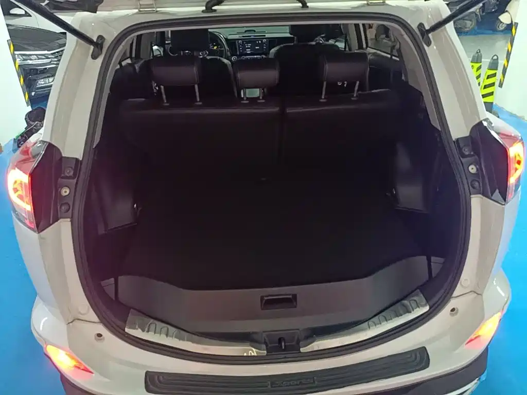 Toyota RAV4 — фото 18
