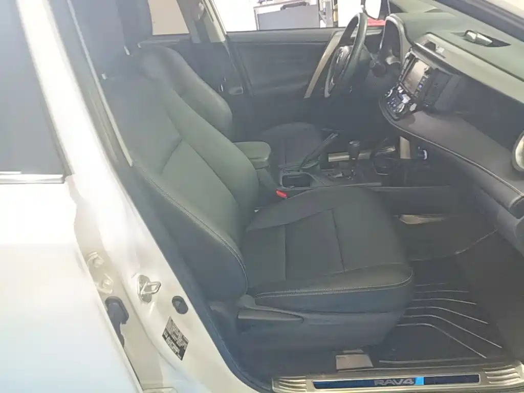 Toyota RAV4 — фото 24