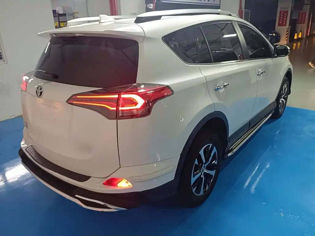 Toyota RAV4 — фото 6