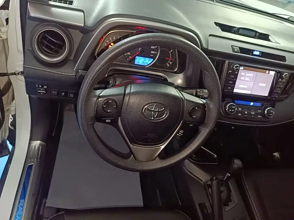 Toyota RAV4 — фото 10