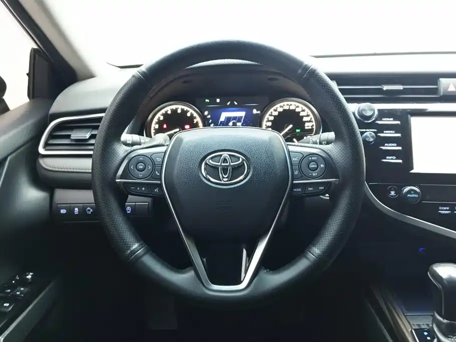 Toyota Camry — фото 15