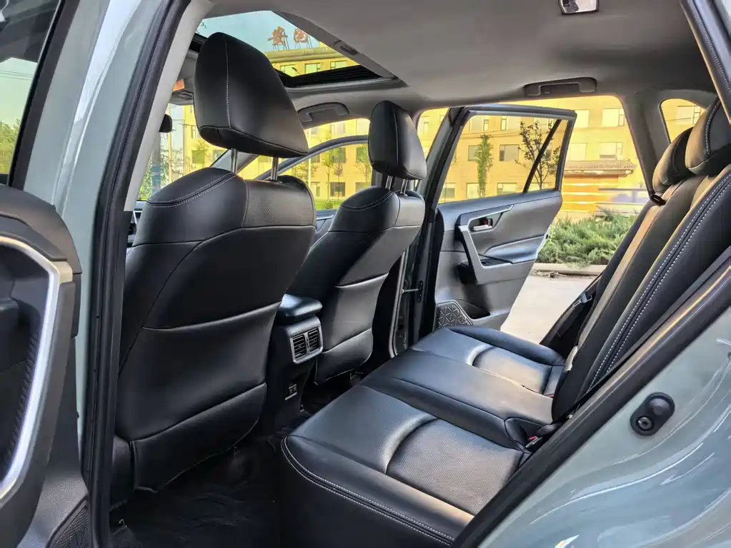 Toyota RAV4 — фото 4