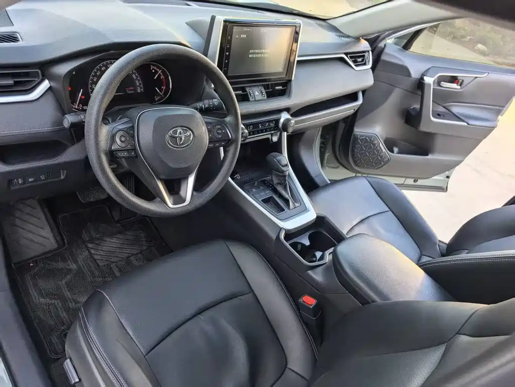 Toyota RAV4 — фото 5