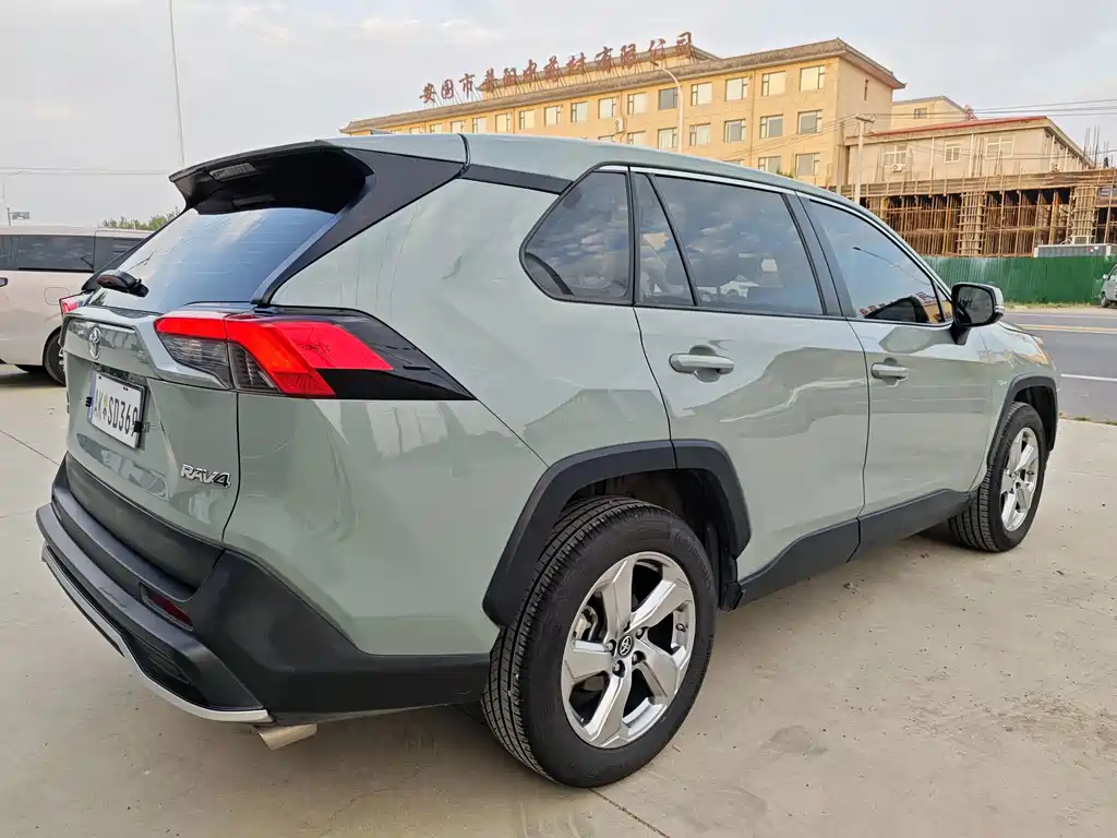 Toyota RAV4 — фото 7