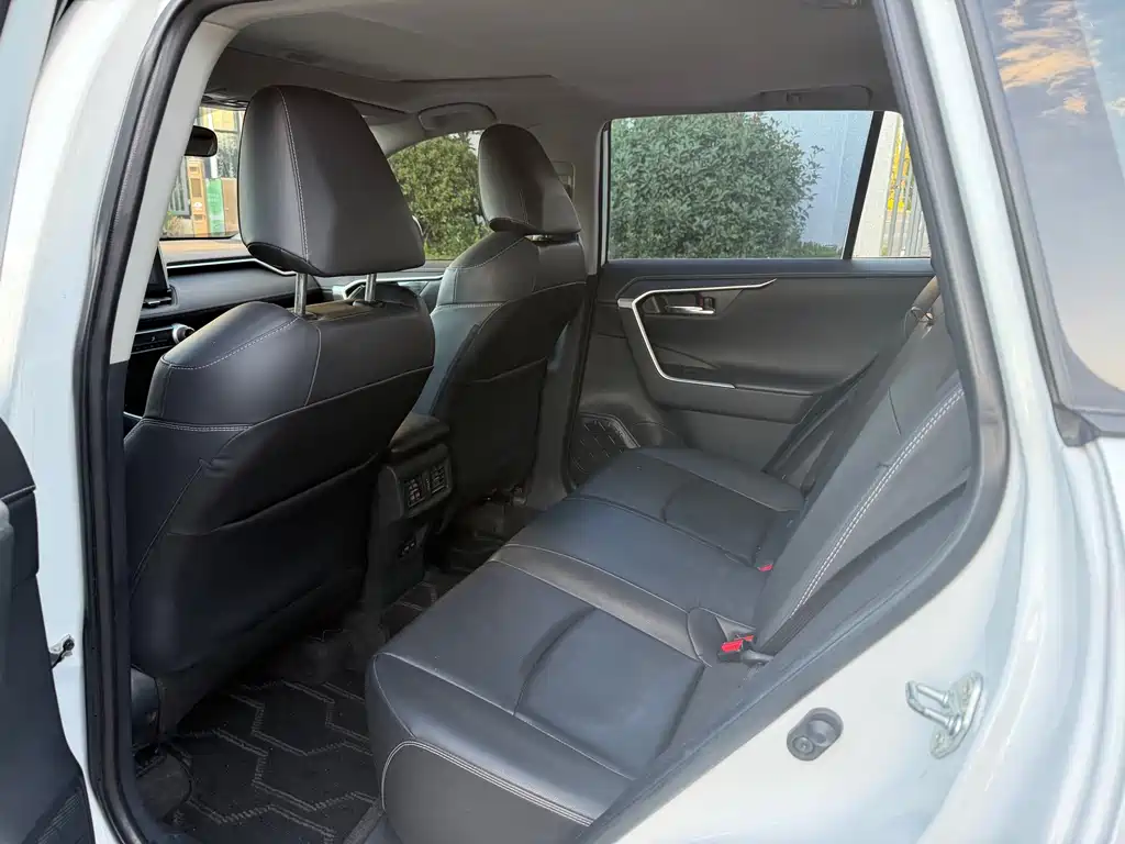 Toyota RAV4 — фото 4