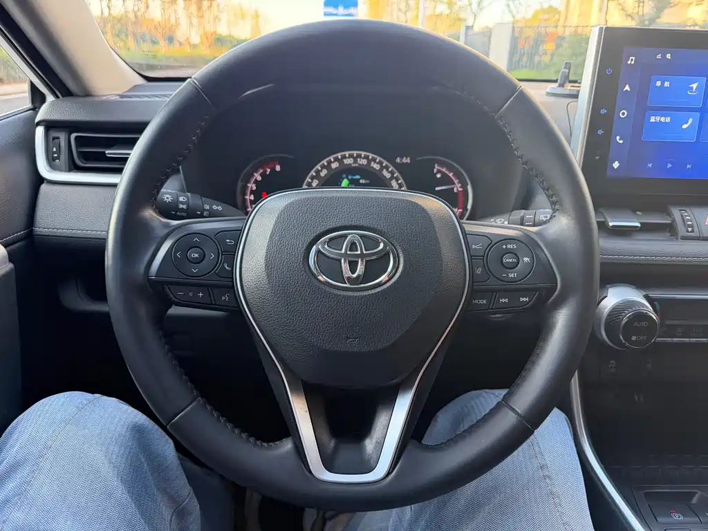 Toyota RAV4 — фото 6