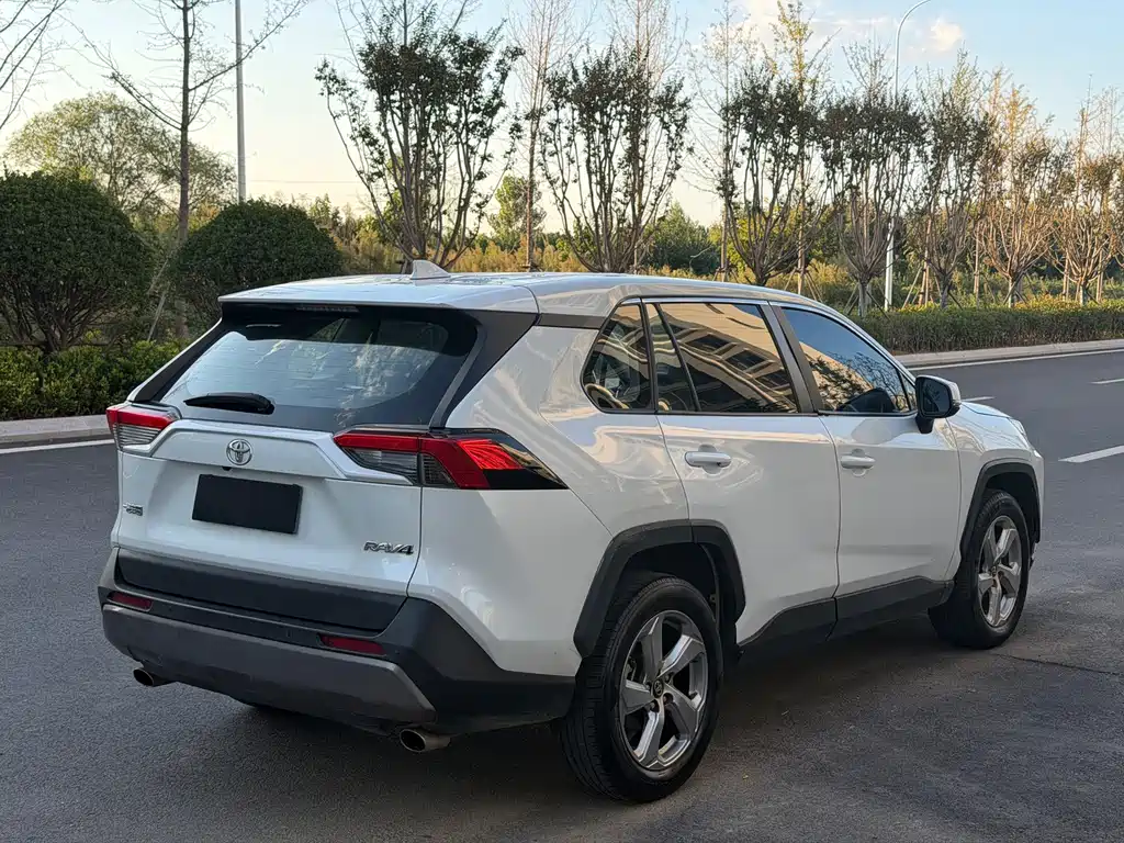 Toyota RAV4 — фото 8