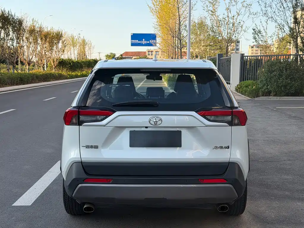 Toyota RAV4 — фото 9