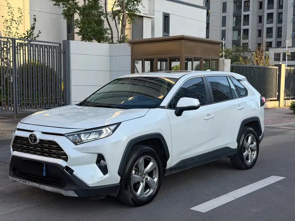 Toyota RAV4 — фото 1