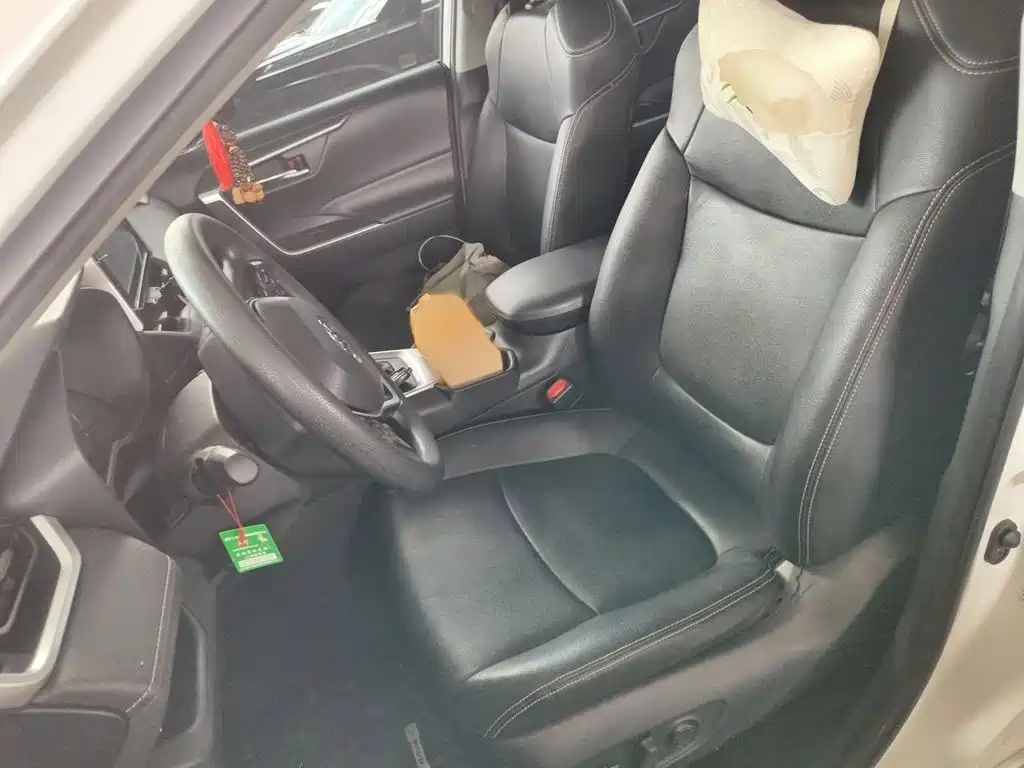 Toyota RAV4 — фото 7