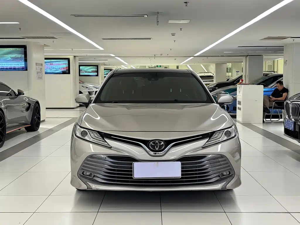 Toyota Camry — фото 2