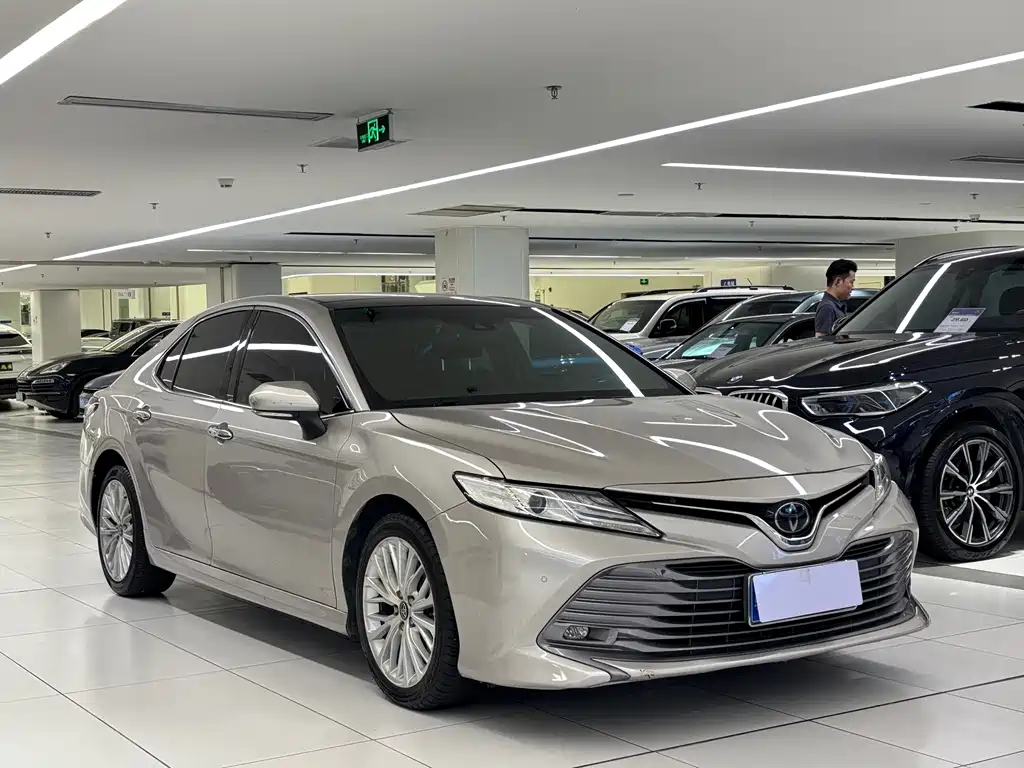 Toyota Camry — фото 3