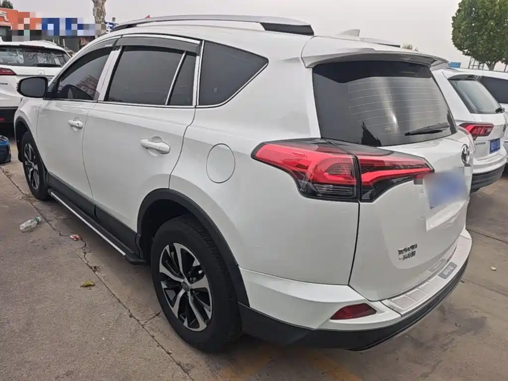 Toyota RAV4 — фото 4