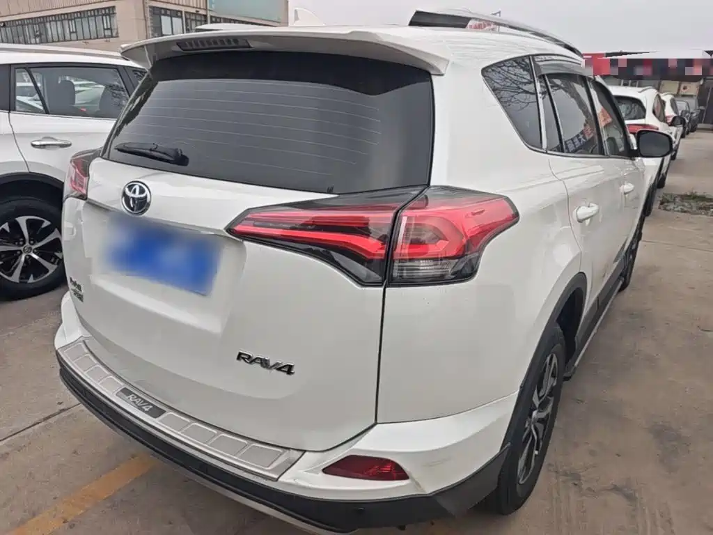 Toyota RAV4 — фото 6