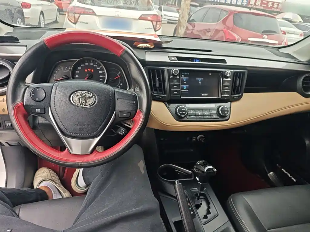 Toyota RAV4 — фото 9