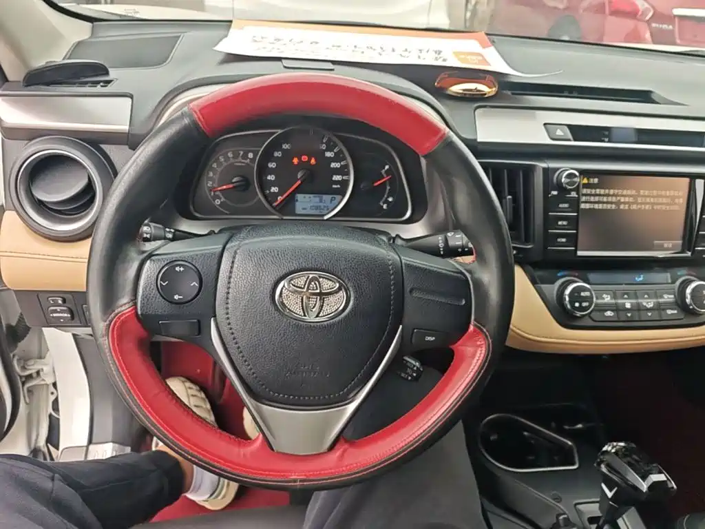 Toyota RAV4 — фото 10