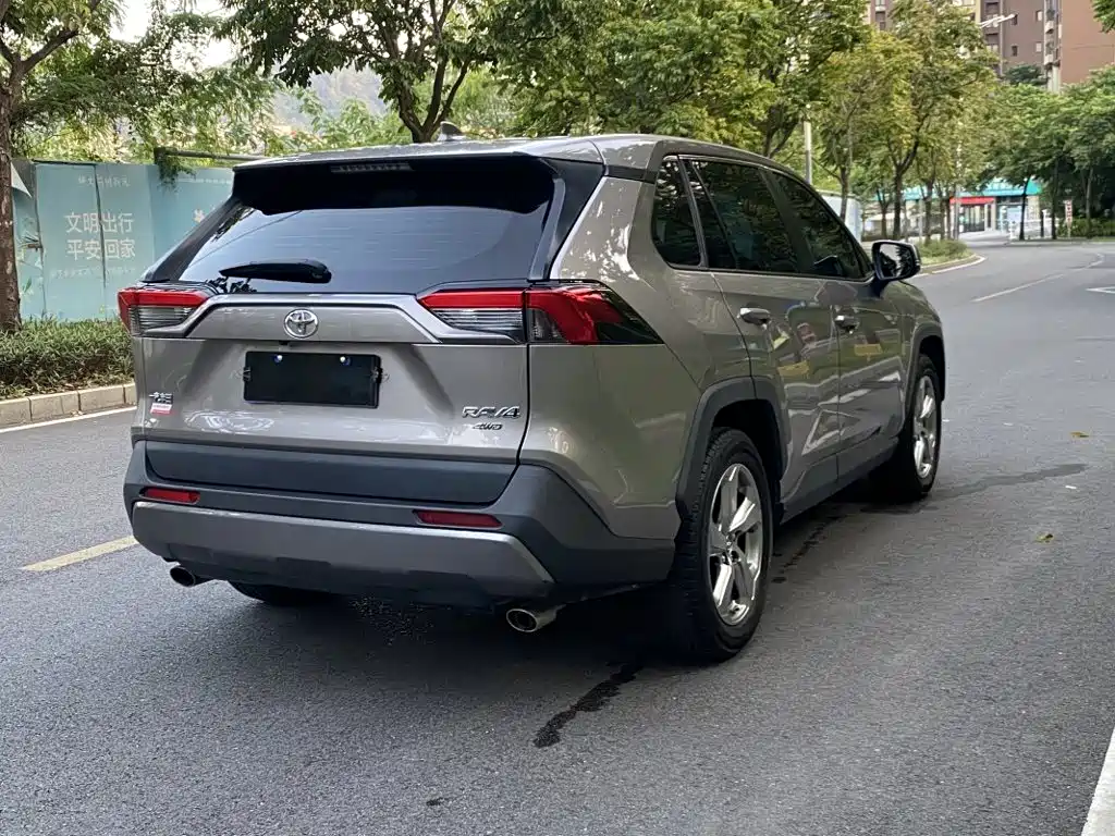 Toyota RAV4 — фото 4