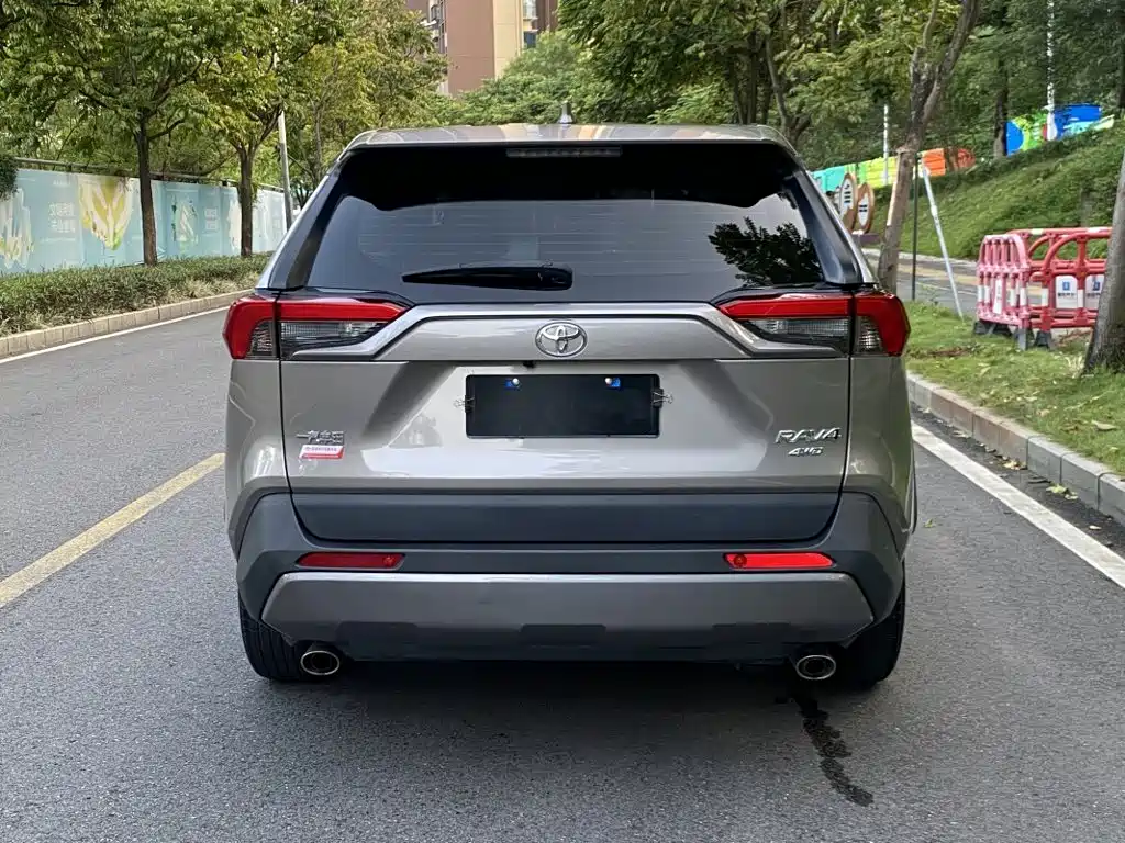 Toyota RAV4 — фото 5