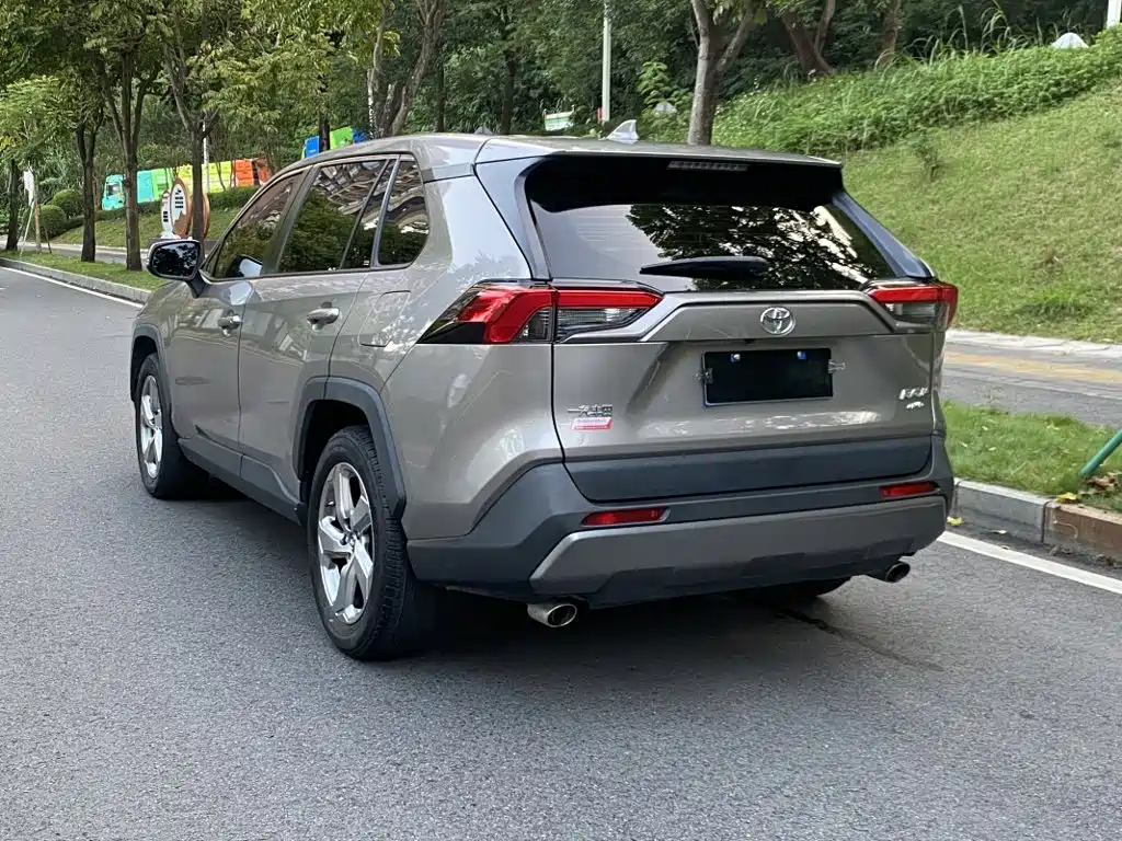 Toyota RAV4 — фото 6