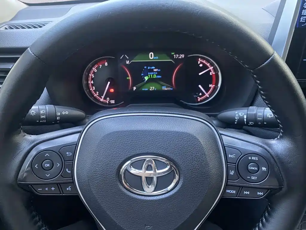 Toyota RAV4 — фото 7
