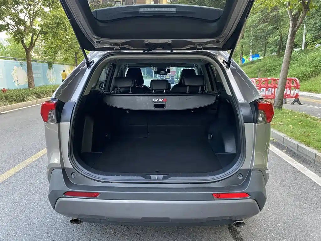 Toyota RAV4 — фото 9