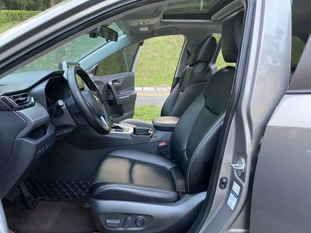 Toyota RAV4 — фото 10