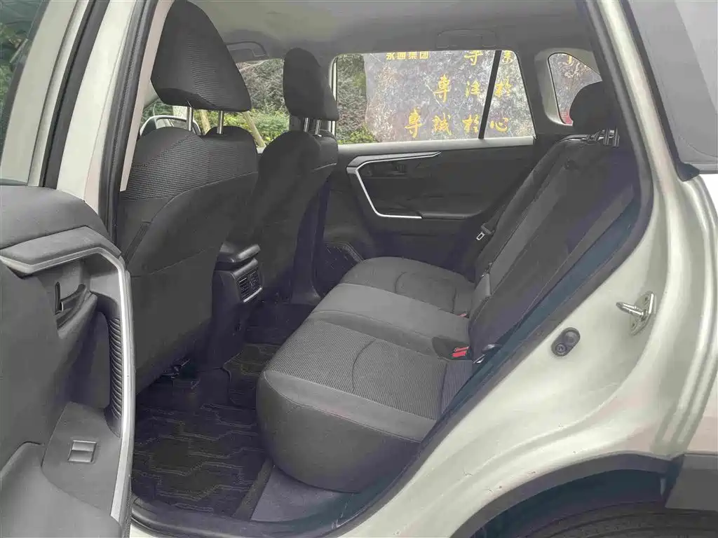 Toyota RAV4 — фото 6