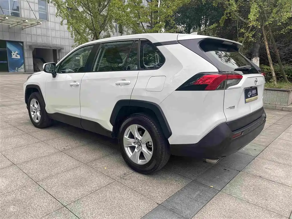 Toyota RAV4 — фото 7