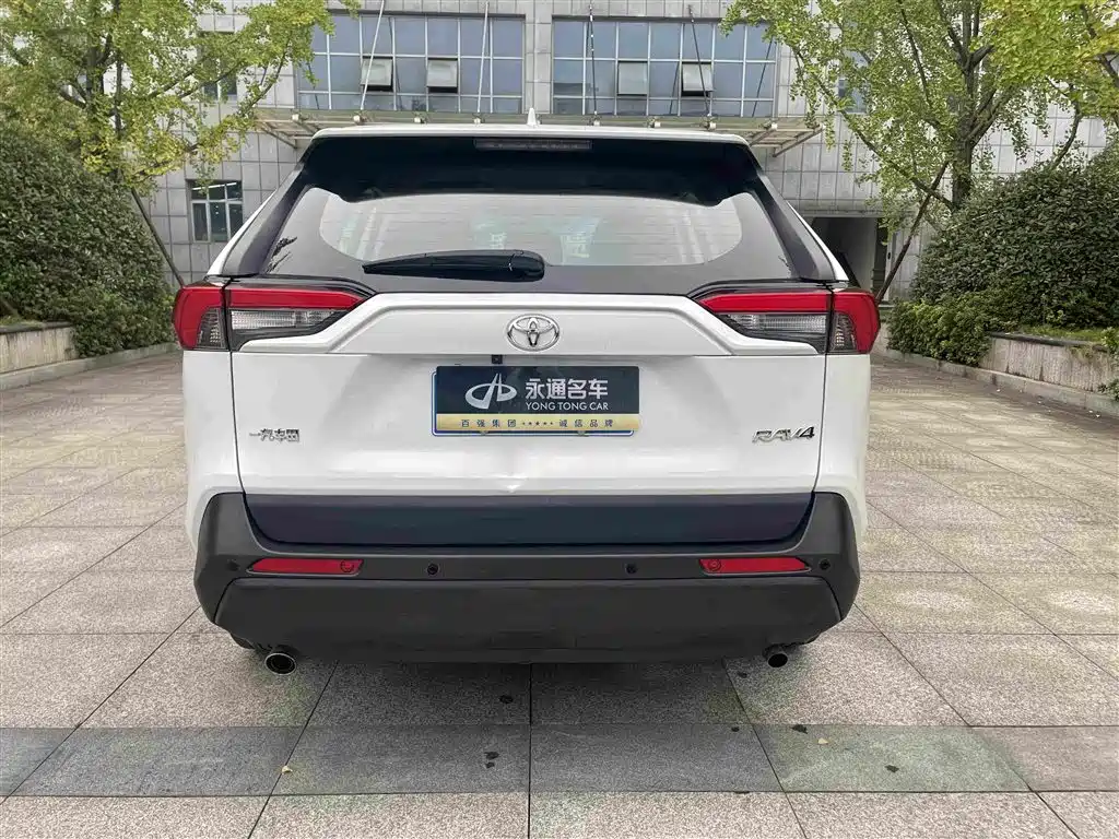Toyota RAV4 — фото 8