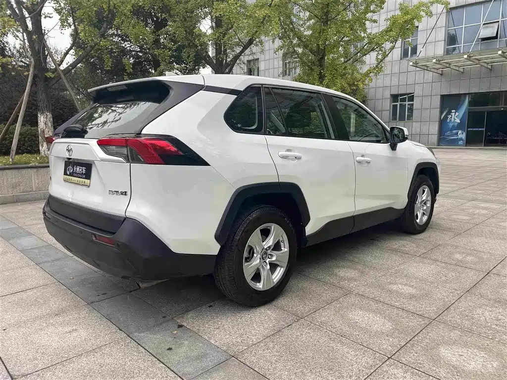 Toyota RAV4 — фото 9