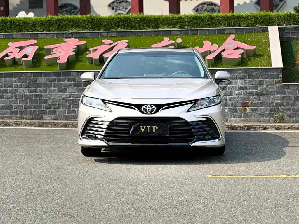 Toyota Camry — фото 2