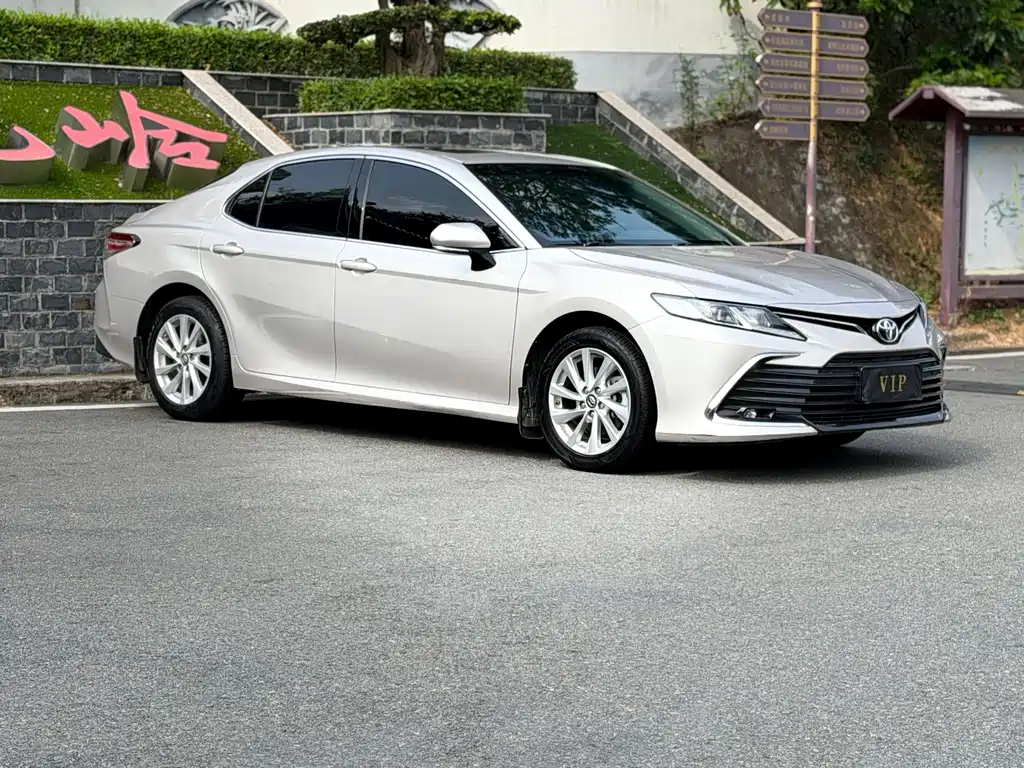 Toyota Camry — фото 3