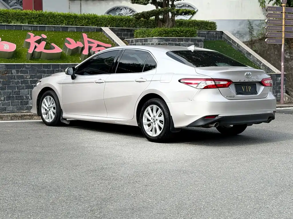 Toyota Camry — фото 9