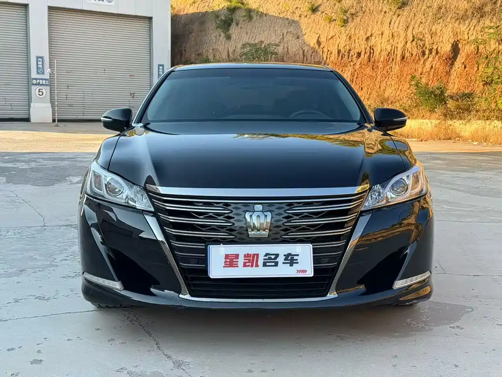 Toyota Crown — фото 2