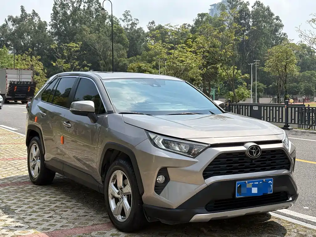 Toyota RAV4 — фото 3