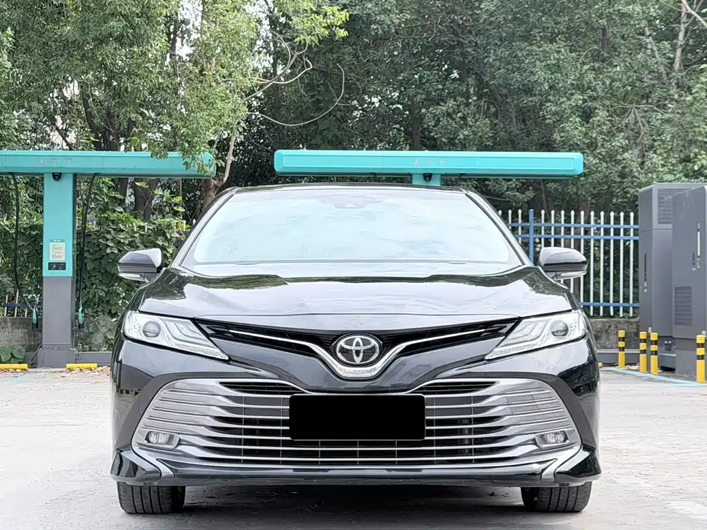 Toyota Camry — фото 2