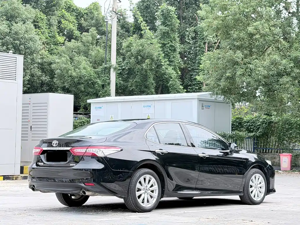 Toyota Camry — фото 14
