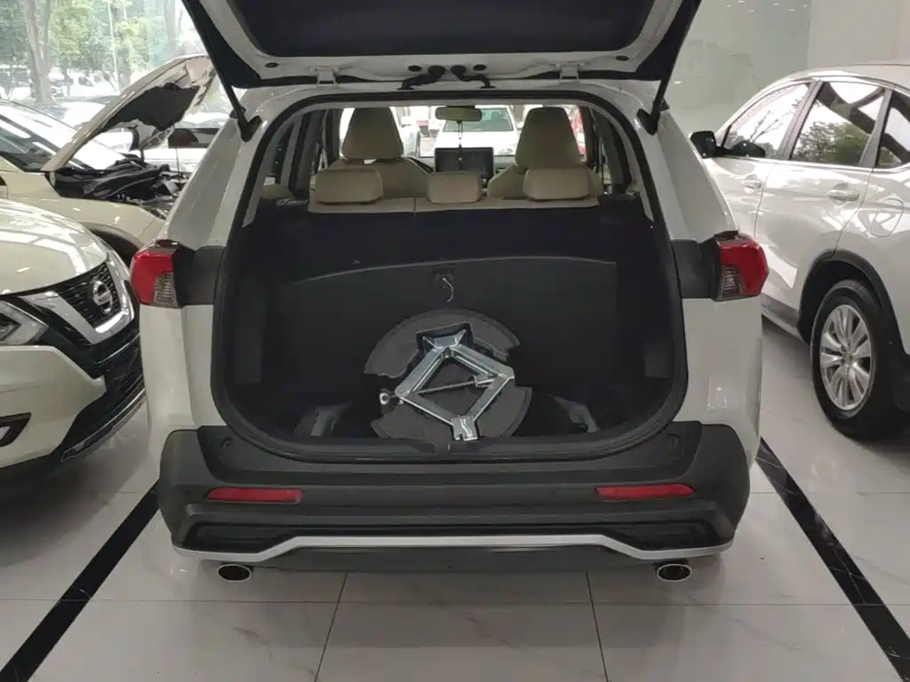 Toyota RAV4 — фото 18