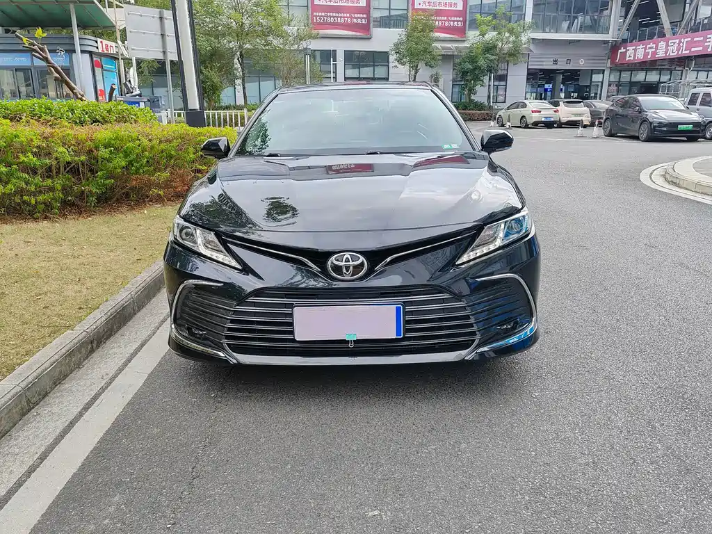 Toyota Camry — фото 2