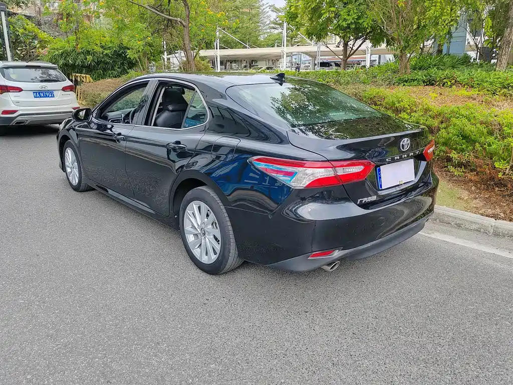Toyota Camry — фото 3