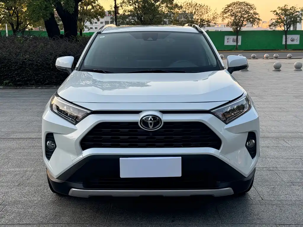 Toyota RAV4 — фото 2