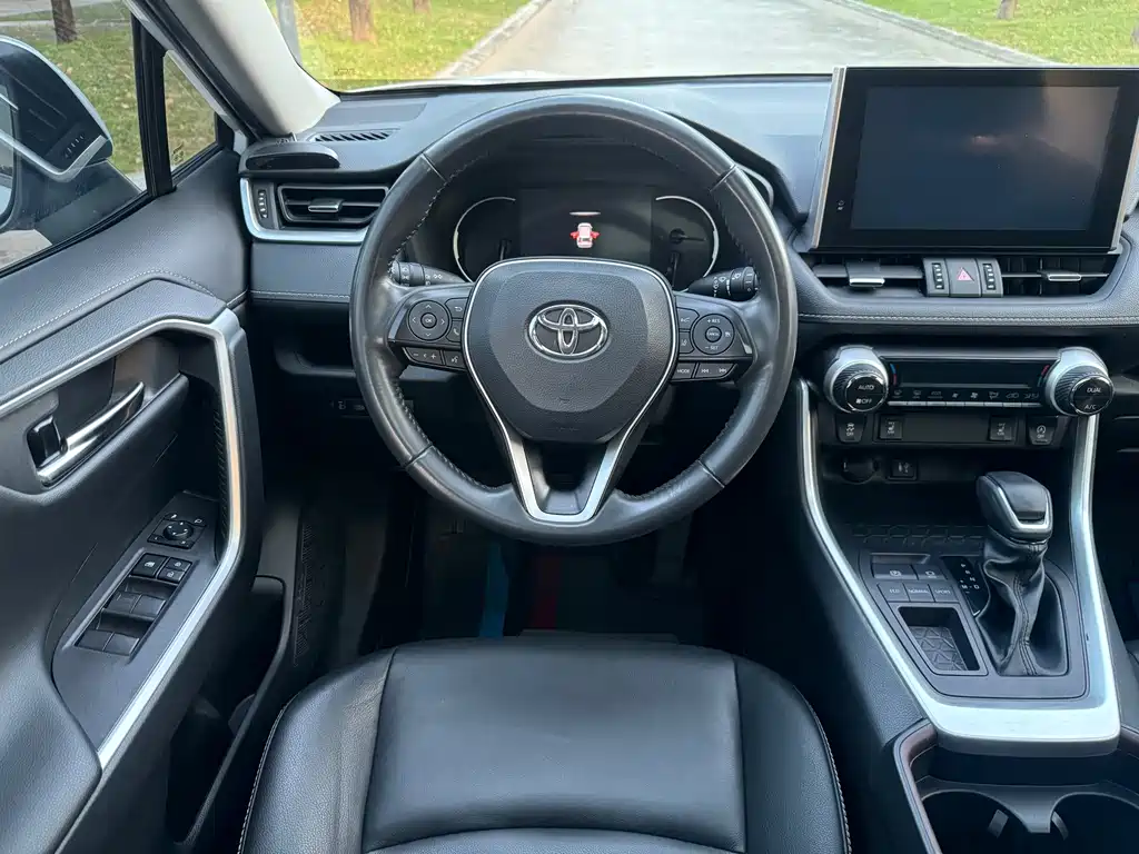 Toyota RAV4 — фото 11