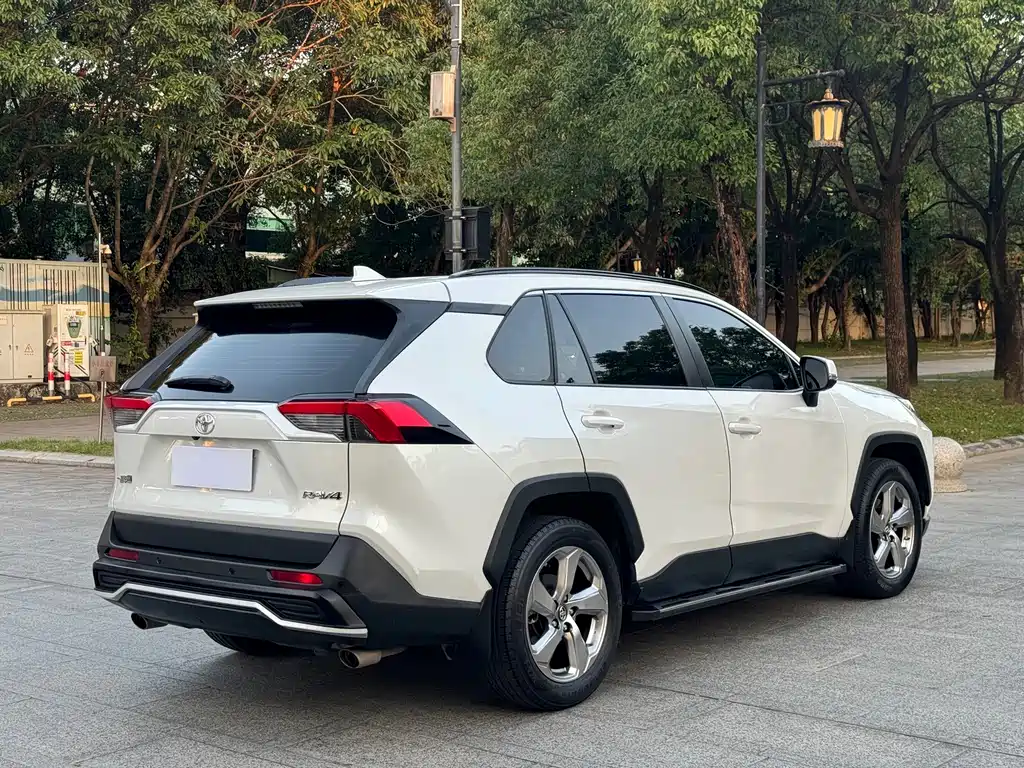 Toyota RAV4 — фото 13